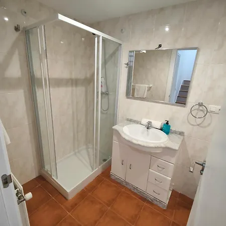 Con Wifi , Ps4 , Garaje, 5 Dormitorios, 3 Banos, Casa vacanze San Giacomo di Compostella