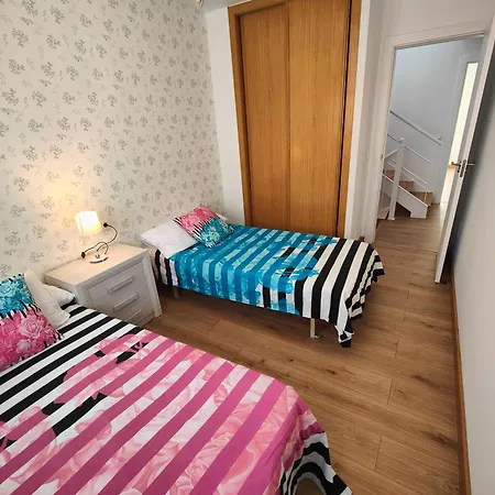 Holiday home Con Wifi , Ps4 , Garaje, 5 Dormitorios, 3 Banos, *